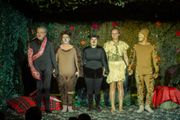 Alle Spieler von links: Kaa (Matthias Stöhr), Balu (Andrea Schäfer), Baghira (Pauline Rhinow), Mogli(Emelie Bauer), KingLoui/Shir Khan (Chris Köhlinger) Foto: Florian Schiesser