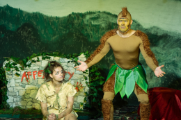 Mogli (Emelie Bauer) und KingLoui (Chris Köhlinger) Foto: Florian Schiesser