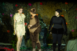 Mogli (Emelie Bauer), Balu (Andrea Schäfer), Baghira (Pauline Rhinow) Foto: Florian Schiesser